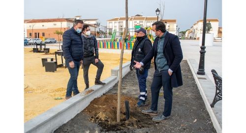 SE COMPLETA LA REMODELACIÓN DE LA PLAZA 1º DE MAYO CON LA PLANTACIÓN DE 50 ÁRBOLES Y PLANTAS