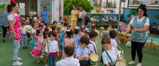 LA GUARDERÍA MUNICIPAL CÁNDIDA MAYA CELEBRA LA CRUZ DE MAYO INFANTIL