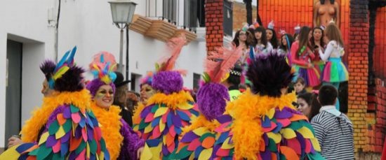 ESTE SABADO, EL DESFILE DEL CARNAVAL SERÁ DE NUEVO EN BOLLULLOS, UNA EXPLOSION DE ALEGRÍA, COLOR Y P