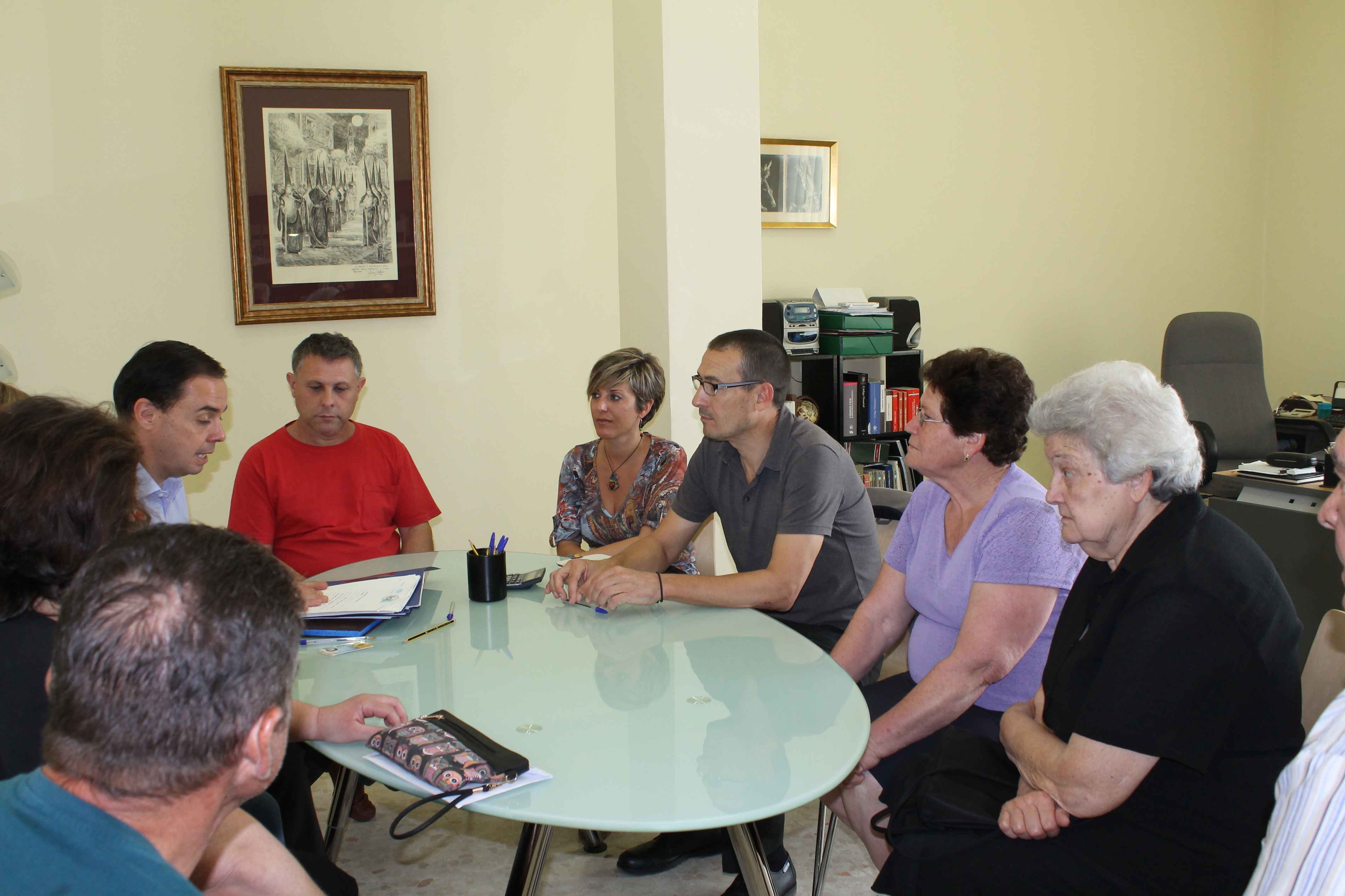 EL AYUNTAMIENTO DE BOLLULLOS ENTREGA CASAS EN PROPIEDAD A SIETE FAMILIAS DE LA LOCALIDAD
