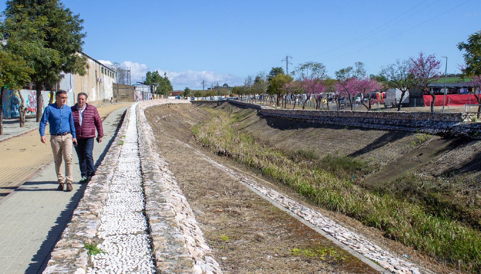 FINALIZADOS LOS TRABAJOS DE DESBROCE DEL CAUCE URBANO DEL ARROYO CERRADA