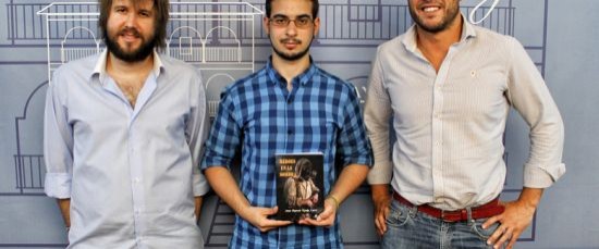 El Alcalde recibe a un nuevo y joven escritor de la localidad