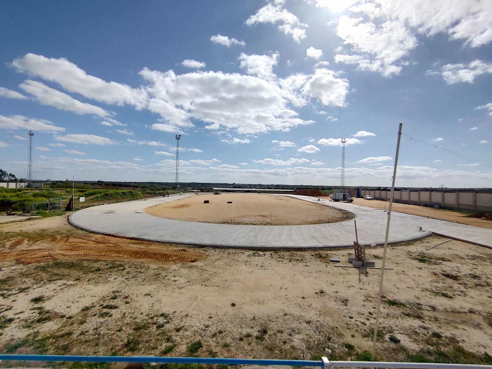 EL AYUNTAMIENTO FINALIZA LA PRIMERA FASE DE UNA PISTA DE ATLETISMO EN EL COMPLEJO LAS VIÑAS