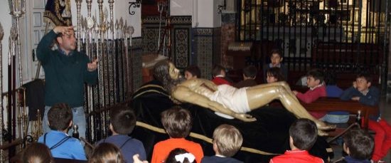 BOLLULLOS MUESTRA A VECINOS Y VISITANTES SU PATRIMONIO CULTURAL COFRADE