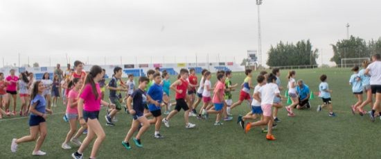 VISITA DEL CLUB DE ATLETISMO BOLLULLOS A LOS CAMPAMENTOS DE VERANO