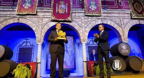 LUIS MIGUEL IGLESIAS ALBARRÁN SE GANÓ EL CORAZÓN DE BOLLULLOS CON SU PREGÓN AL VINO