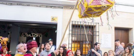 COLOR, COPLAS Y BUEN AMBIENTE EN EL DOMINGO DE PIÑATA