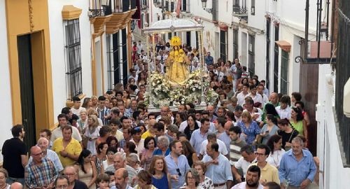 LA CORPORACIÓN MUNICIPAL RECIBE A SU PATRONA EN EL PÓRTICO DEL AYUNTAMIENTO