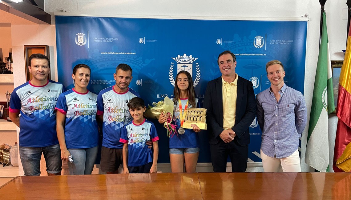 EL ALCALDE RECIBE A LAURA MARTÍNEZ SUBCAMPEONA DE ESPAÑA EN ATLETISMO