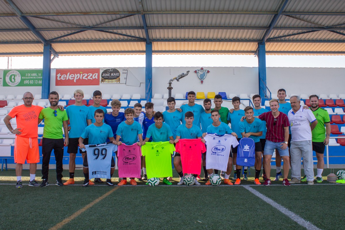 DEPORTES ENTREGA LAS NUEVAS EQUIPACIONES A LAS ESCUELAS DE FÚTBOL