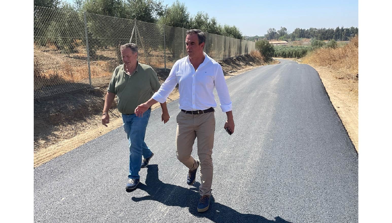 EL ALCALDE VISITA LAS OBRAS DE ASFALTADO DEL CAMINO DE ALMONTE