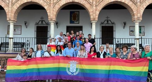 EL AYUNTAMIENTO SE VISTE CON LA BANDERA ARCOIRIS PARA DAR VISIBILIDAD AL COLECTIVO LGBTI