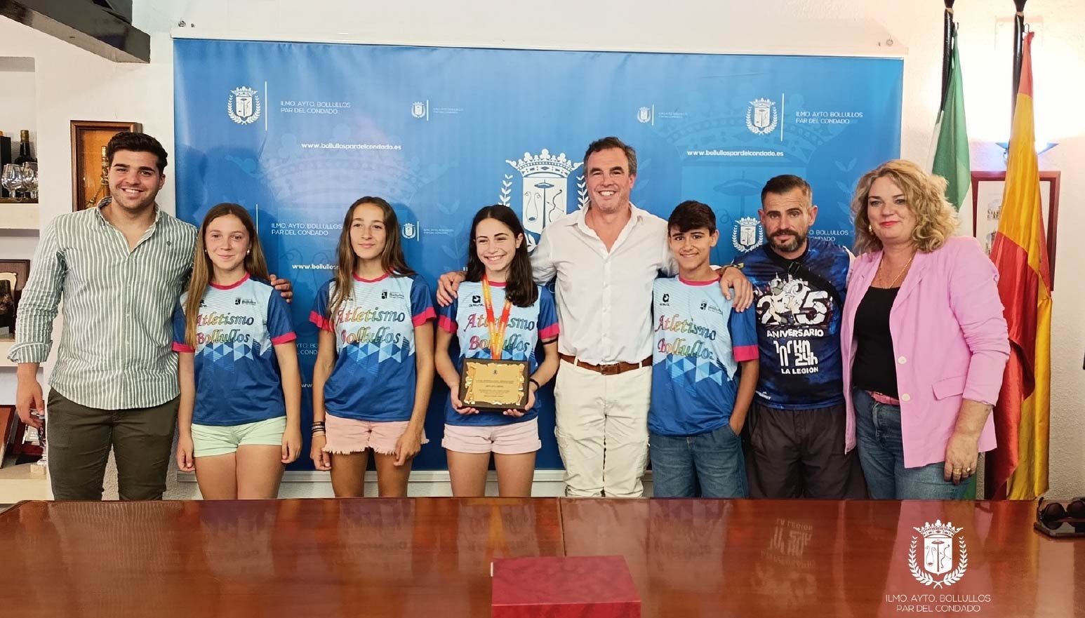 EL ALCALDE RECIBE A LA JOVEN ATLETA JIMENA ROCA CAMPEONA DE ESPAÑA TRIATLÓN E