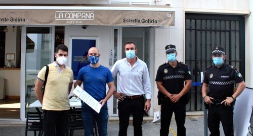 EL AYUNTAMIENTO DISTRIBUYE POR LAS TERRAZAS Y BARES CARTELES CON LAS MEDIDAS SANITARIAS EN VIGOR