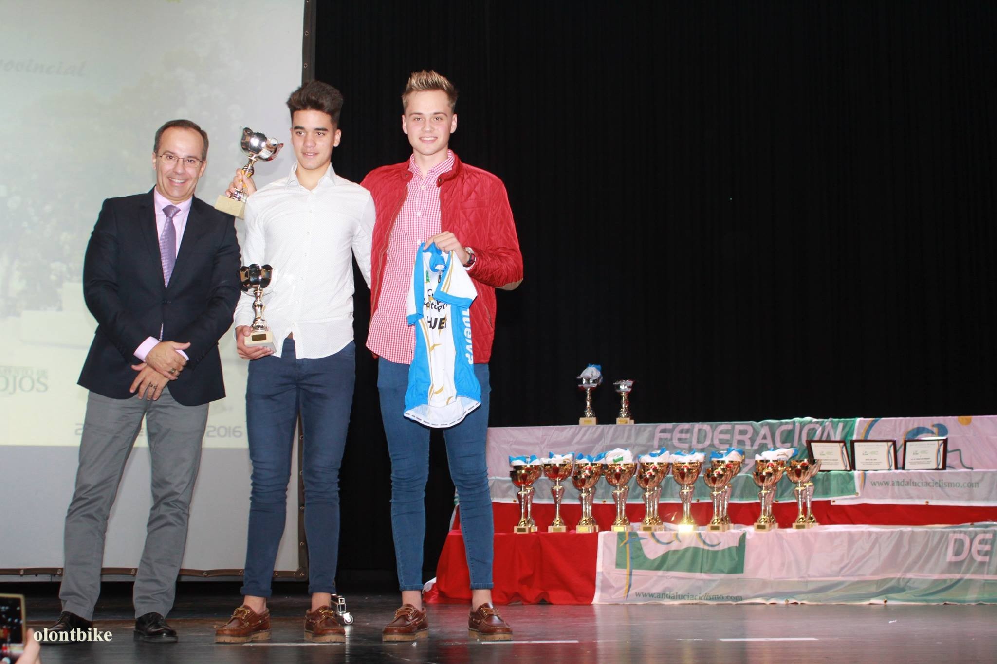 Un grupo de bollulleros reconocidos en la Gala del Ciclismo Onubense 2016