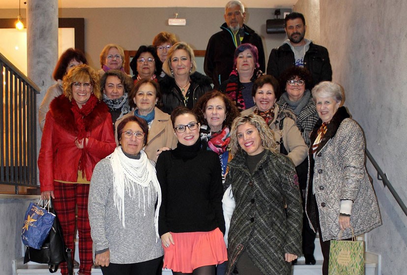 NEREA RIESCO MANTIENE UN ENCUENTRO CON EL CLUB DE LECTURA “ZALEMA” DE LA LOCALIDAD