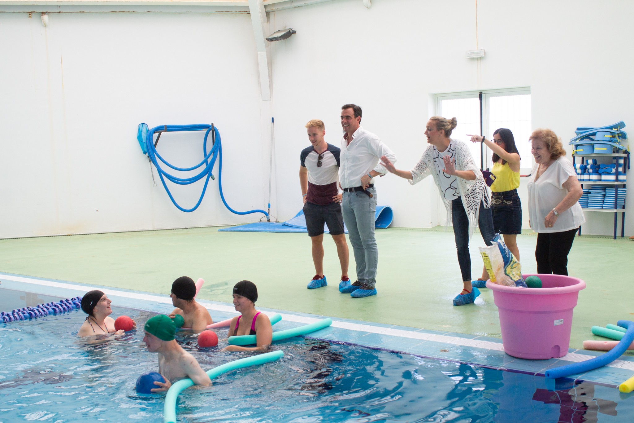 APRODIMAX DISFRUTA DEL VERANO CON UNA CLASE DE AQUAGYM Y AQUAEROBIC ADAPTADAS EN LA PISCINA MUNICIPA