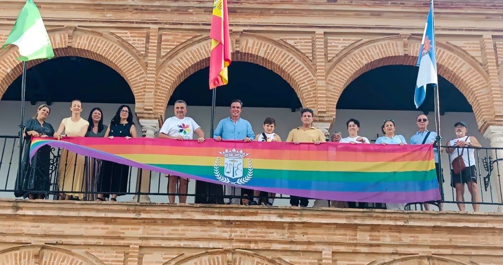 LA BANDERA ARCOIRIS DEL COLECTIVO LGTBI LUCE EN EL PÓRTICO MUNICIPAL DE CARA AL 28 J