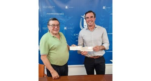 EL ALCALDE ENTREGA CHEQUE AL PRESIDENTE DEL BOLLULLOS CF