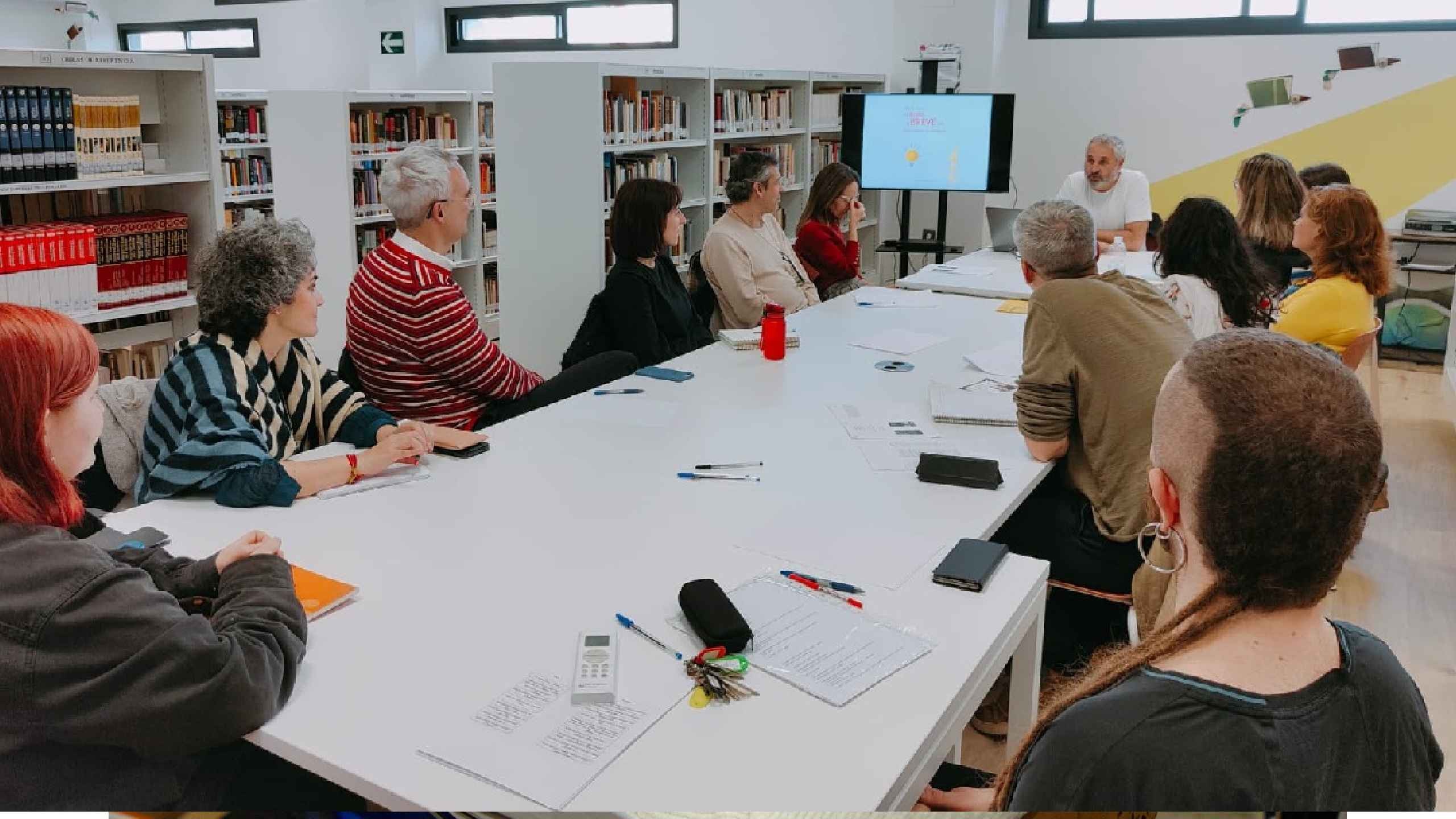 GINÉS CUTILLAS ENSEÑÓ TÉCNICAS DE MICRORRELATO EN LA BIBLIOTECA MUNICIPAL