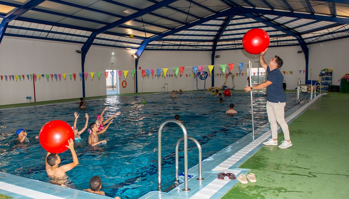 BOLLULLOS DISFRUTÓ DE LA PRIMERA JORNADA DE PUERTAS ABIERTAS EN LA PISCINA MUNICIPAL