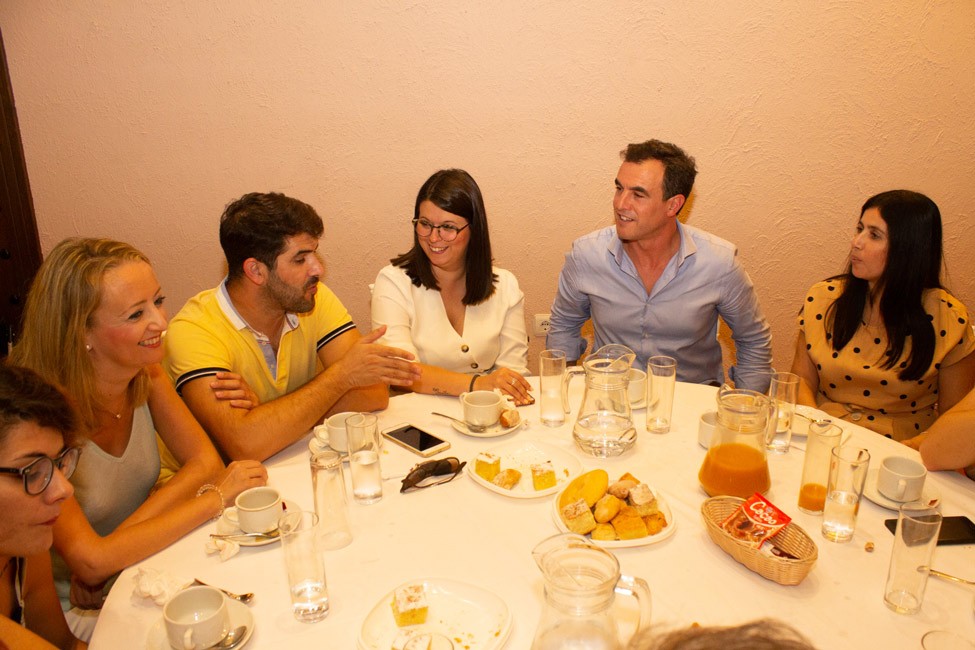 TARDE DE MERIENDA EN EL CORTIJO CON LA ASOCIACIÓN ALZHEIMER CAMINAR DE BOLLULLOS PAR DEL CONDADO