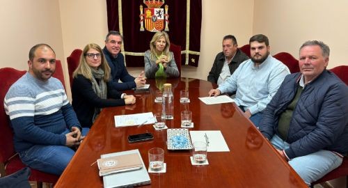 ALCALDE Y VITICULTORES RECLAMAN AYUDAS PARA EL VIÑEDO A LA SUBDELEGADA DEL GOBIERNO