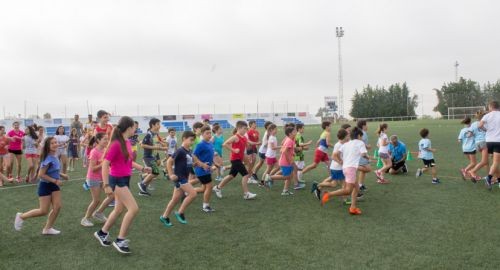 VISITA DEL CLUB DE ATLETISMO BOLLULLOS A LOS CAMPAMENTOS DE VERANO