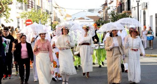 BOLLULLOS INICIA SU CARNAVAL DE CALLE CON LA VISITA DE LA COMITIVA MUNICIPAL