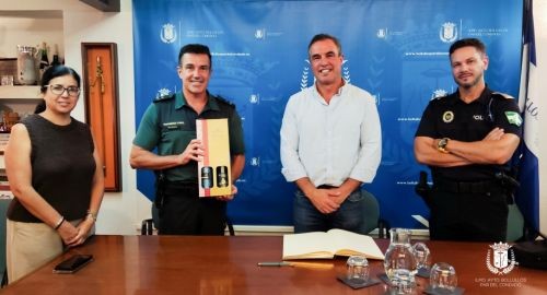 EL ALCALDE DESPIDE AL CAPITÁN DE LA GUARDIA CIVIL