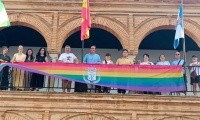 LA BANDERA ARCOIRIS DEL COLECTIVO LGTBI LUCE EN EL PÓRTICO MUNICIPAL DE CARA AL 28 J