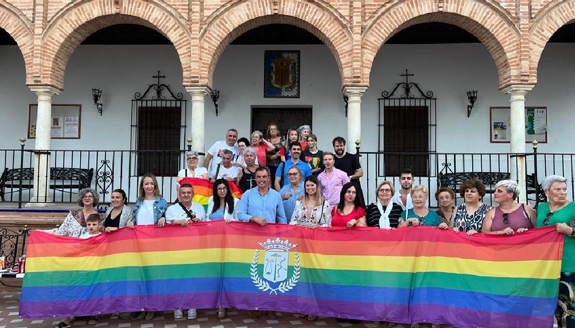 EL AYUNTAMIENTO SE VISTE CON LA BANDERA ARCOIRIS PARA DAR VISIBILIDAD AL COLECTIVO LGBTI