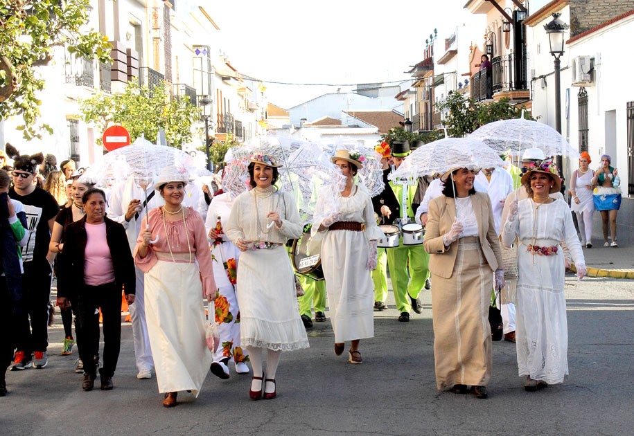 BOLLULLOS INICIA SU CARNAVAL DE CALLE CON LA VISITA DE LA COMITIVA MUNICIPAL