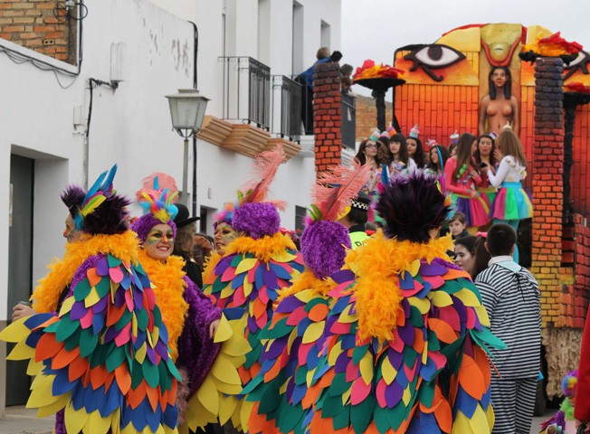 ESTE SABADO, EL DESFILE DEL CARNAVAL SERÁ DE NUEVO EN BOLLULLOS, UNA EXPLOSION DE ALEGRÍA, COLOR Y P