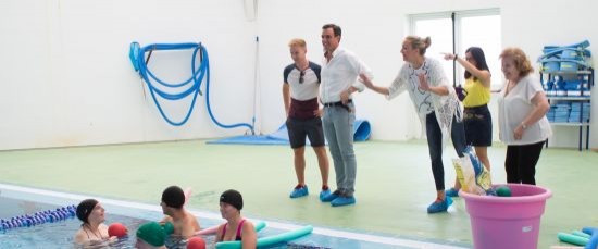 APRODIMAX DISFRUTA DEL VERANO CON UNA CLASE DE AQUAGYM Y AQUAEROBIC ADAPTADAS EN LA PISCINA MUNICIPA