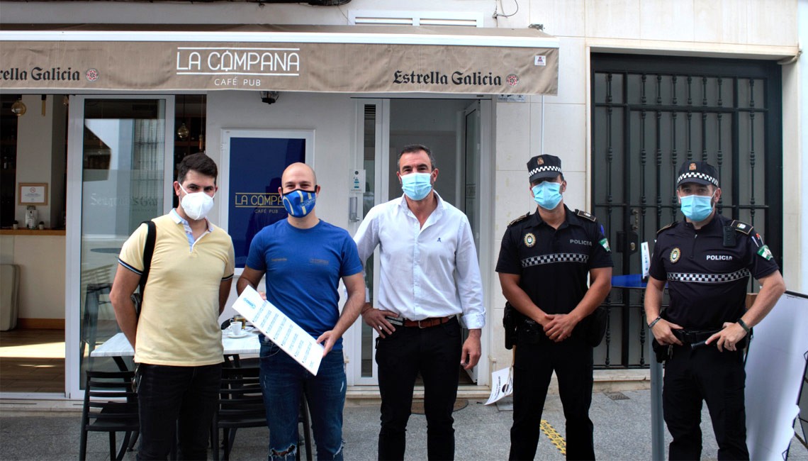 EL AYUNTAMIENTO DISTRIBUYE POR LAS TERRAZAS Y BARES CARTELES CON LAS MEDIDAS SANITARIAS EN VIGOR