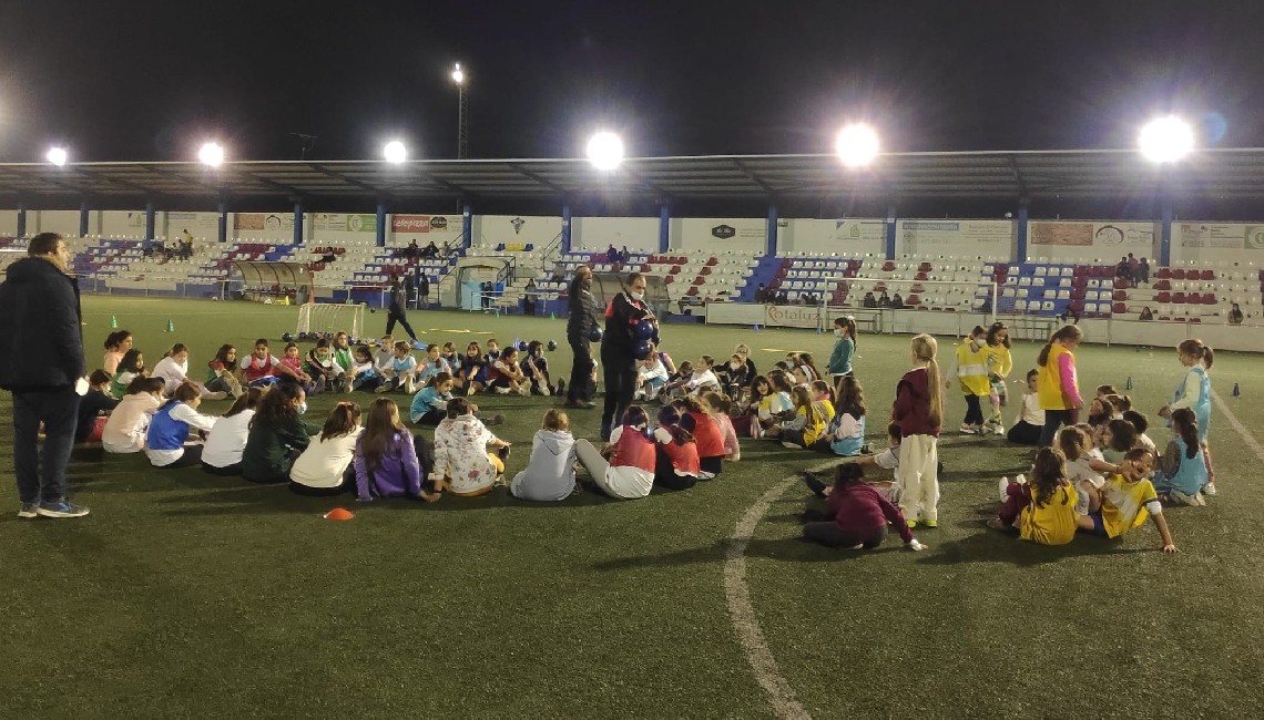 MEDIO CENTENAR DE NIÑAS DISFRUTAN DE LA INICIATIVA MUNICIPAL DE FÚTBOL FEMENINO GRATUITO