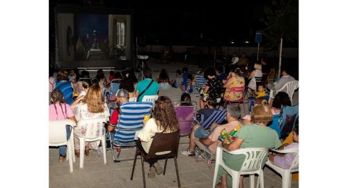 PRIMER DÍA DE "NOCHES DE CINE" EN LA PLAZA PRIMERO DE MAYO