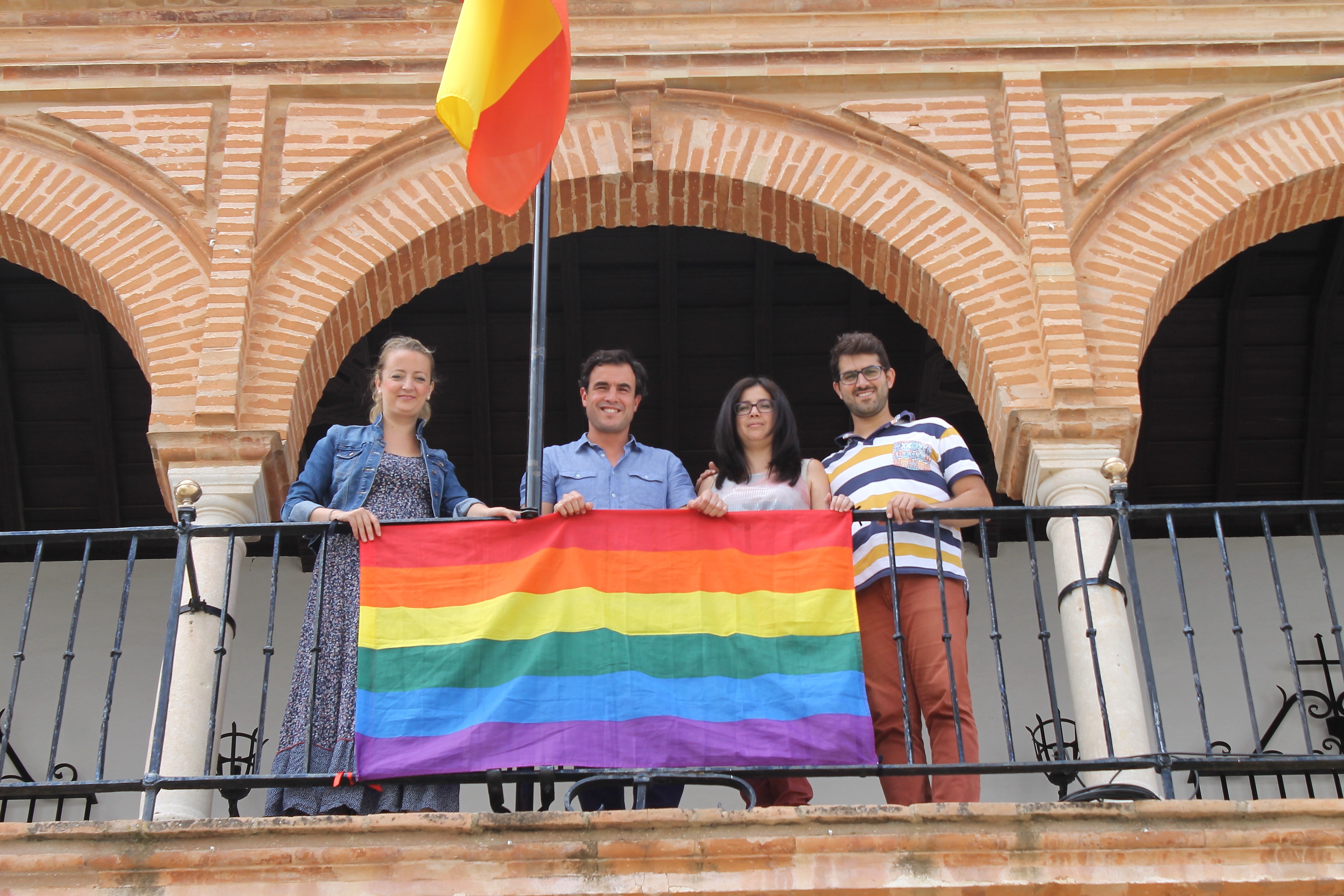 La bandera arcoíris luce en el balcón Municipal