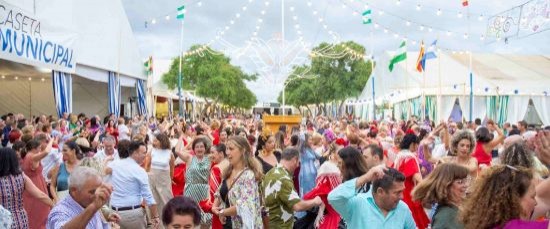 BAILE POR SEVILLANAS EN EL REAL CON UN FLASH MOB MULTITUDINARIO