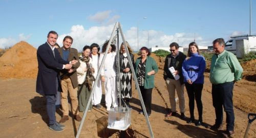 EL ALCALDE Y LA PRESIDENTA DE CAMINAR COLOCAN LA PRIMERA PIEDRA DEL NUEVO CENTRO DE DÍA DE ALZHEIMER