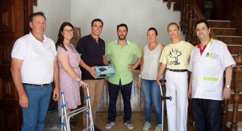 LA ORTOPEDIA Y FARMACIA MANUEL DÍAZ Y ÁLVARO GARCÍA DONAN AL AYUNTAMIENTO MATERIAL ORTOPÉDICO Y GERI