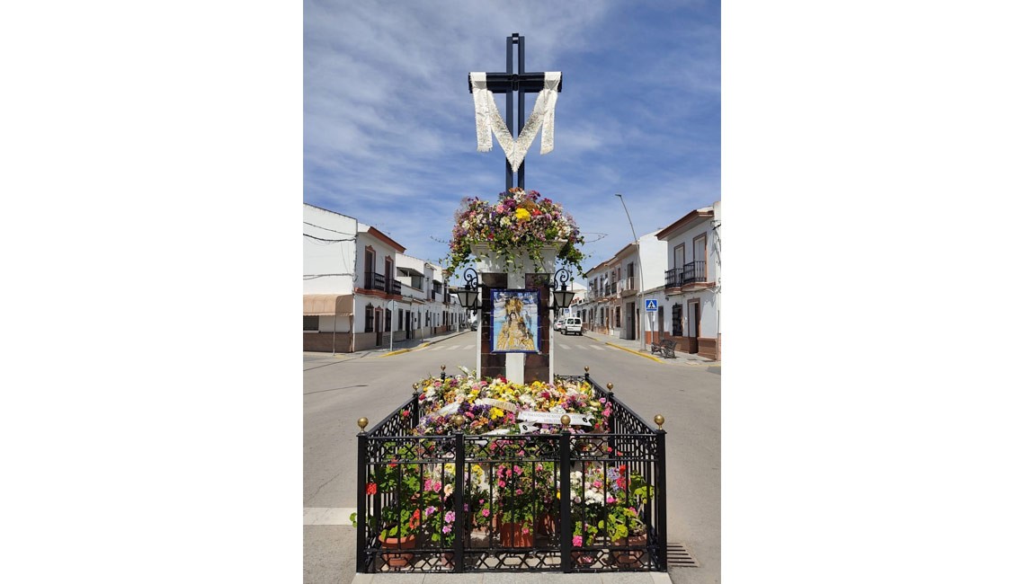 EL MONUMENTO A LA SANTA CRUZ DE MONTAÑINA SE ENGALANA