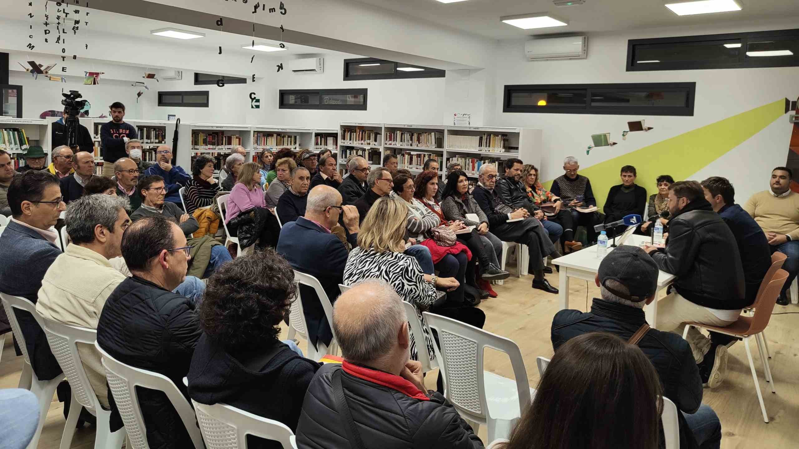 JESÚS CINTORA PRESENTÓ EN LA BIBLIOTECA “NO QUIEREN QUE LO SEPAS”