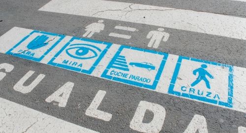 PINTURA DE PICTOGRAMAS EN LOS PASOS DE CEBRA PARA PERSONAS CON TRASTORNO DEL ESPECTRO AUTISTA