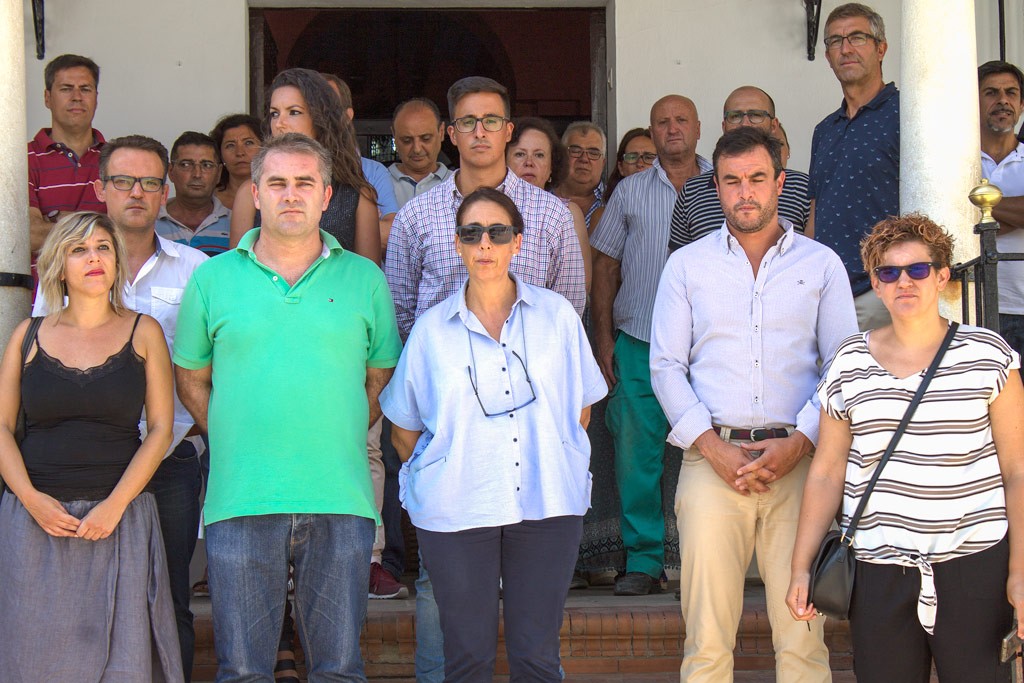 EL AYUNTAMIENTO DE BOLLULLOS GUARDA UN MINUTO DE SILENCIO POR LOS ATENTADOS DE CATALUÑA