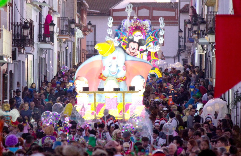 EL CARNAVAL DE BOLLULLOS SE ECHA A LA CALLE