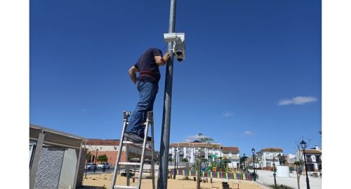 EL AYUNTAMIENTO INSTALA UNA NUEVA CÁMARA DE SEGURIDAD EN LA PLAZA 1 DE MAYO.