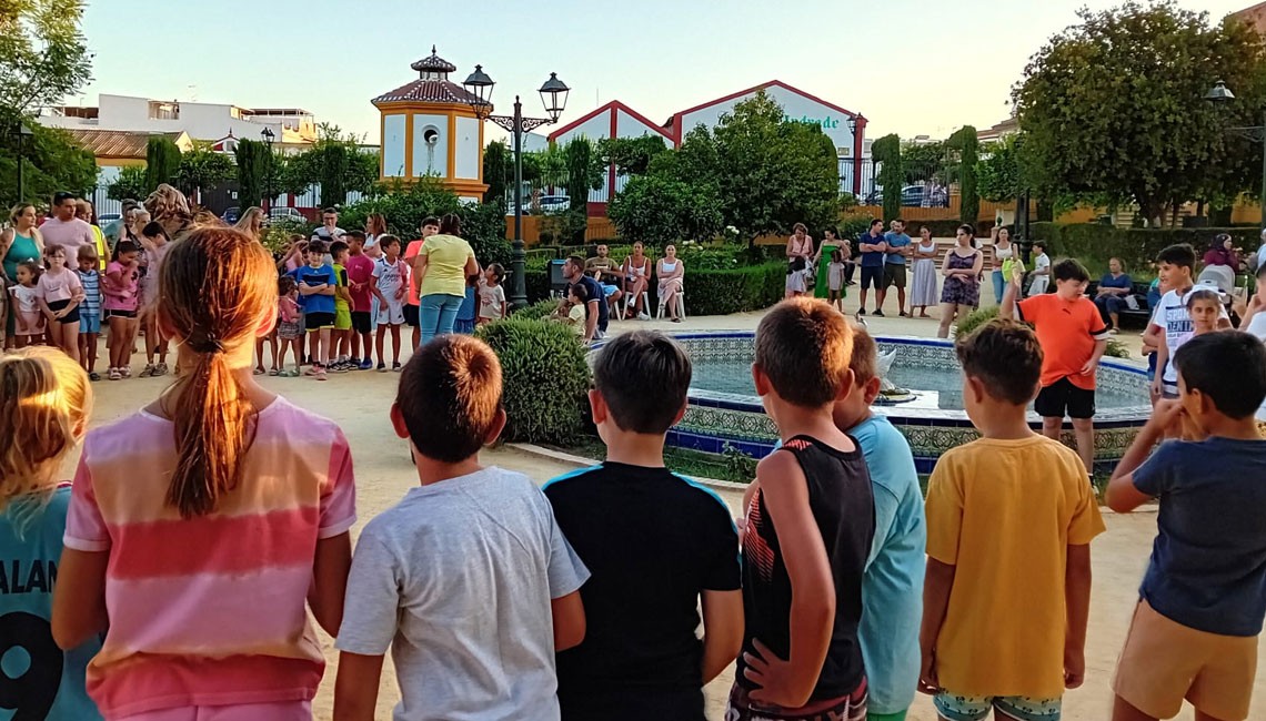 DIVERSIÓN EN EL PARQUE MUNICIPAL CON LA ACTIVIDAD DE GLOBOS DE AGUA