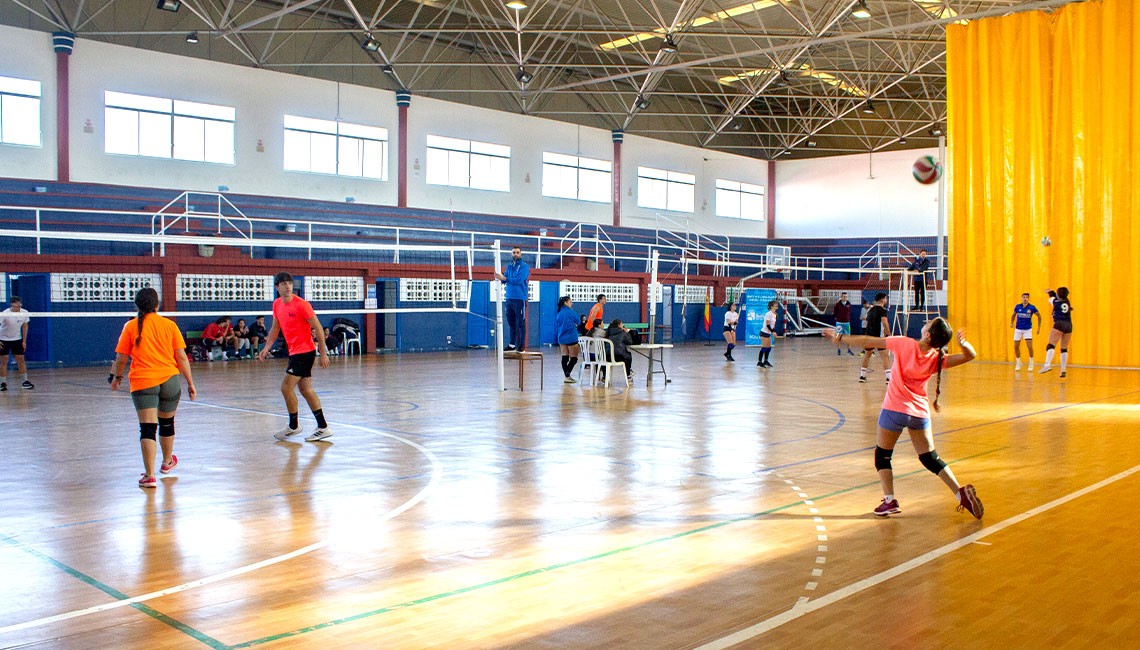 OCHO EQUIPOS MIXTOS PARTICIPAN EN EL III TORNEO DE NAVIDAD DE VOLEIBOL